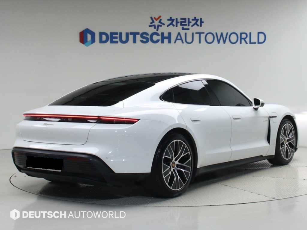Porsche Taycan — photo 02