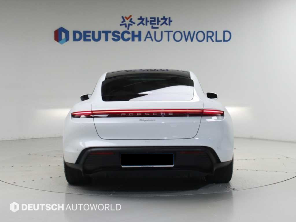 Porsche Taycan — photo 04