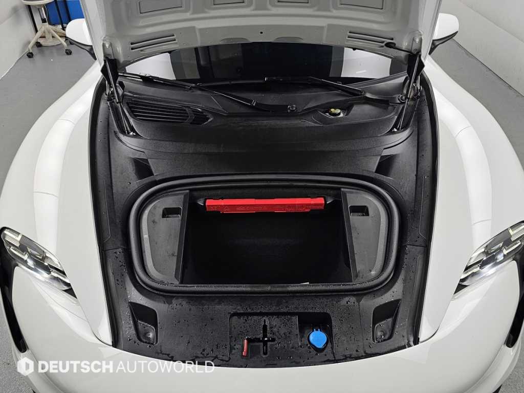 Porsche Taycan — photo 06
