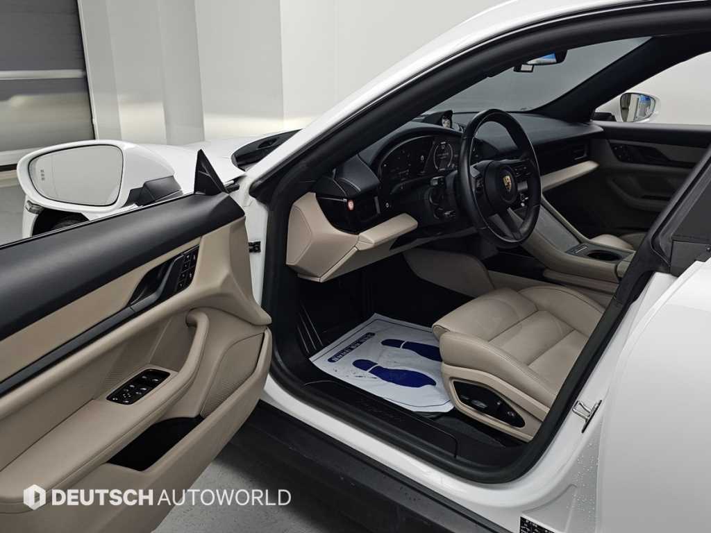 Porsche Taycan — photo 11