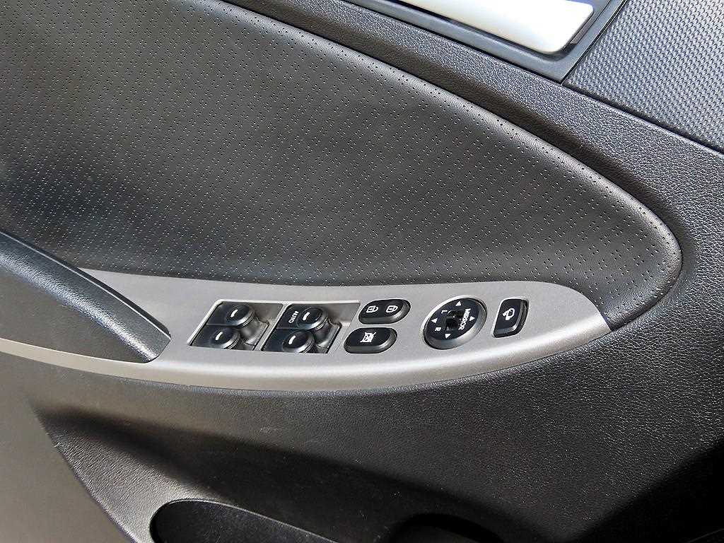 Hyundai Accent — photo 11