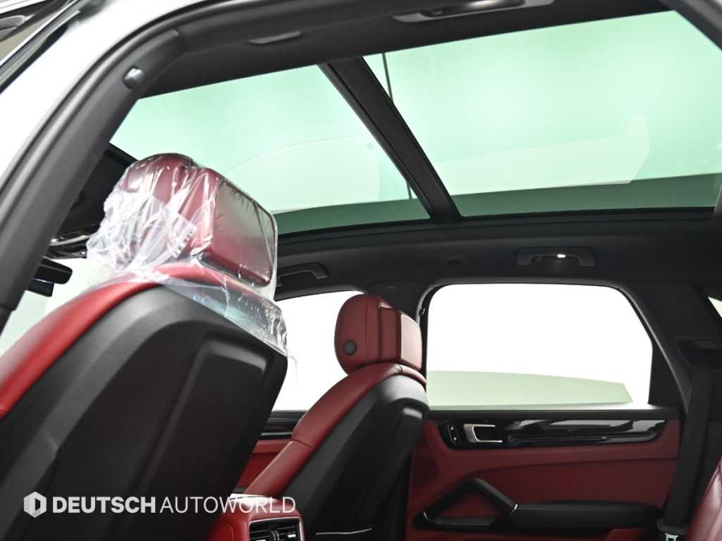 Porsche Cayenne — photo 18