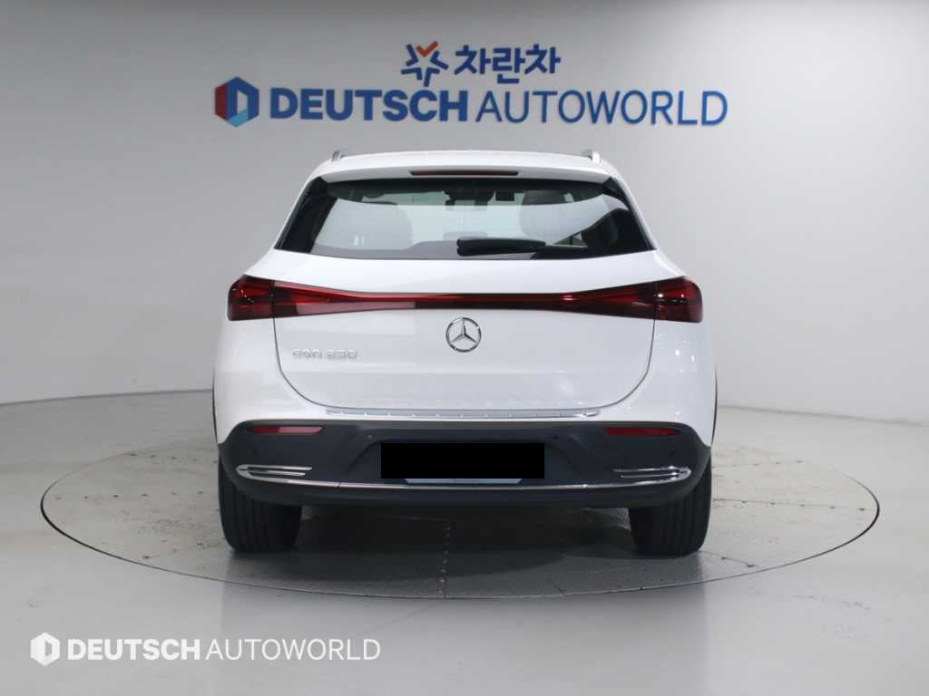 Mercedes-Benz EQA — photo 04