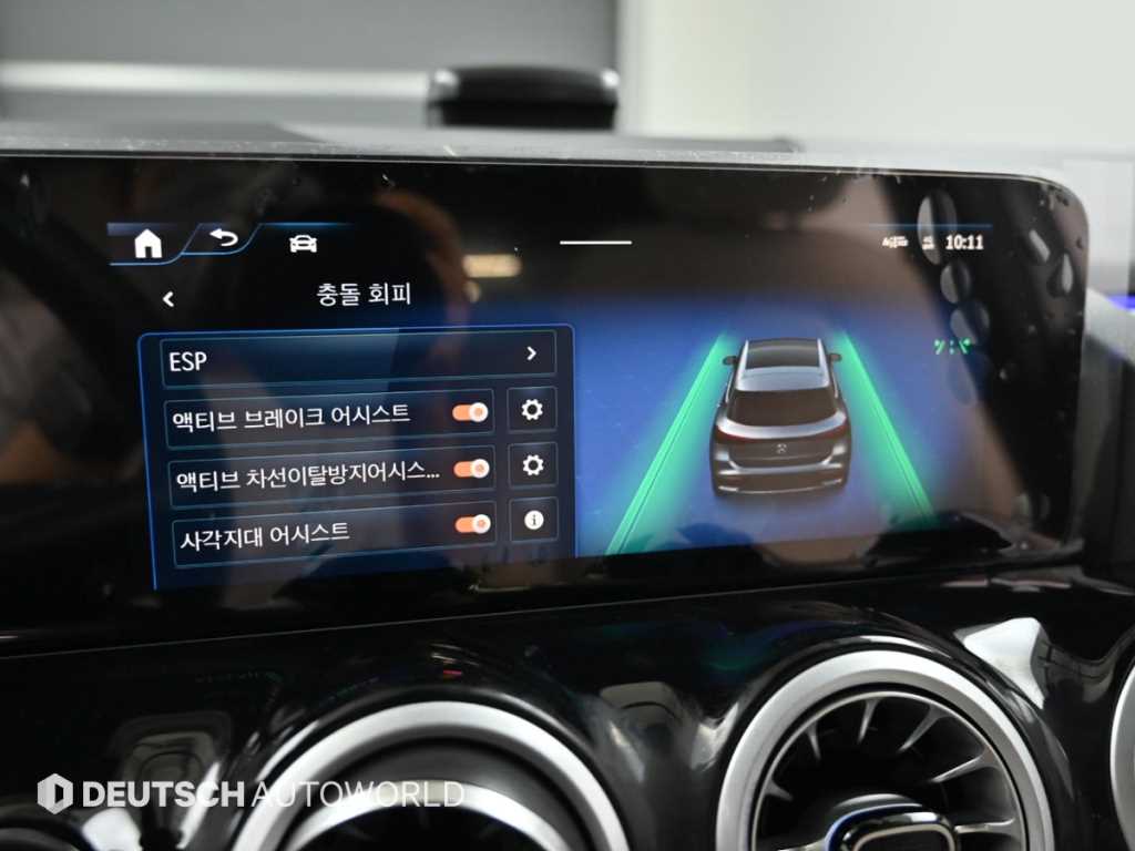 Mercedes-Benz EQA — photo 17
