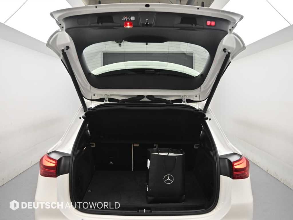 Mercedes-Benz EQA — photo 19