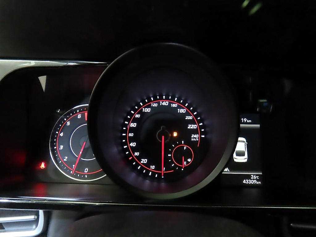 Hyundai Avante — photo 09