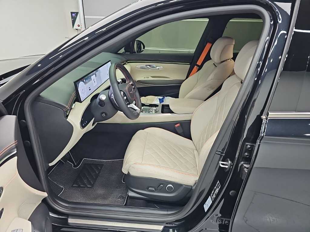 Genesis GV70 — photo 11