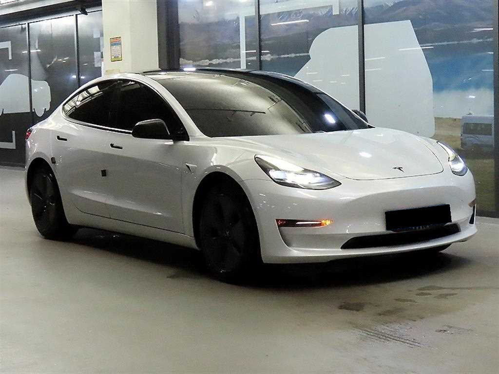 Tesla Model 3 — photo 01