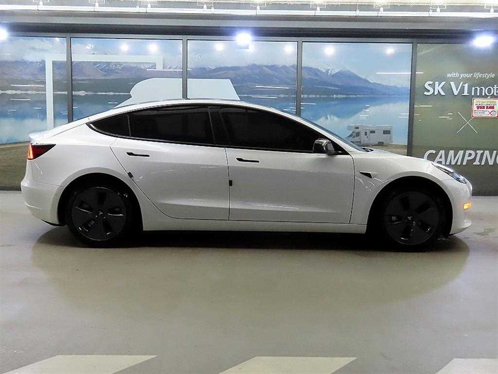 Tesla Model 3 — photo 03