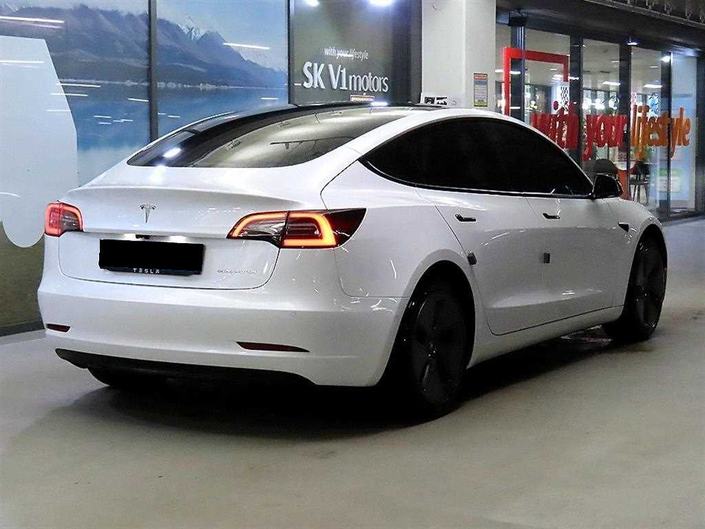Tesla Model 3 — photo 04