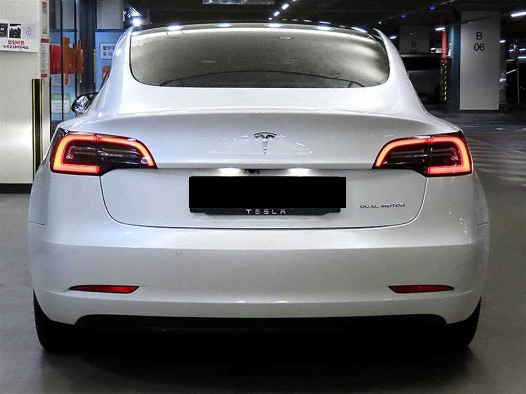 Tesla Model 3 — photo 05