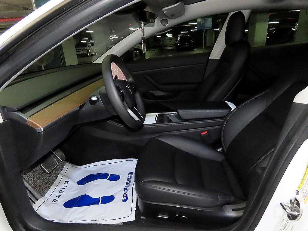 Tesla Model 3 — photo 06