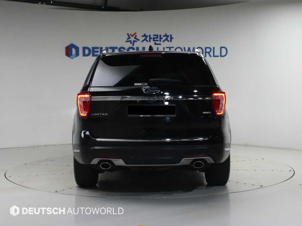 Ford Explorer — photo 04