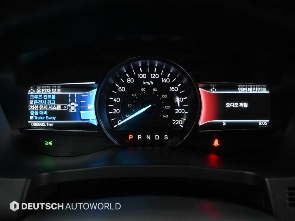 Ford Explorer — photo 08