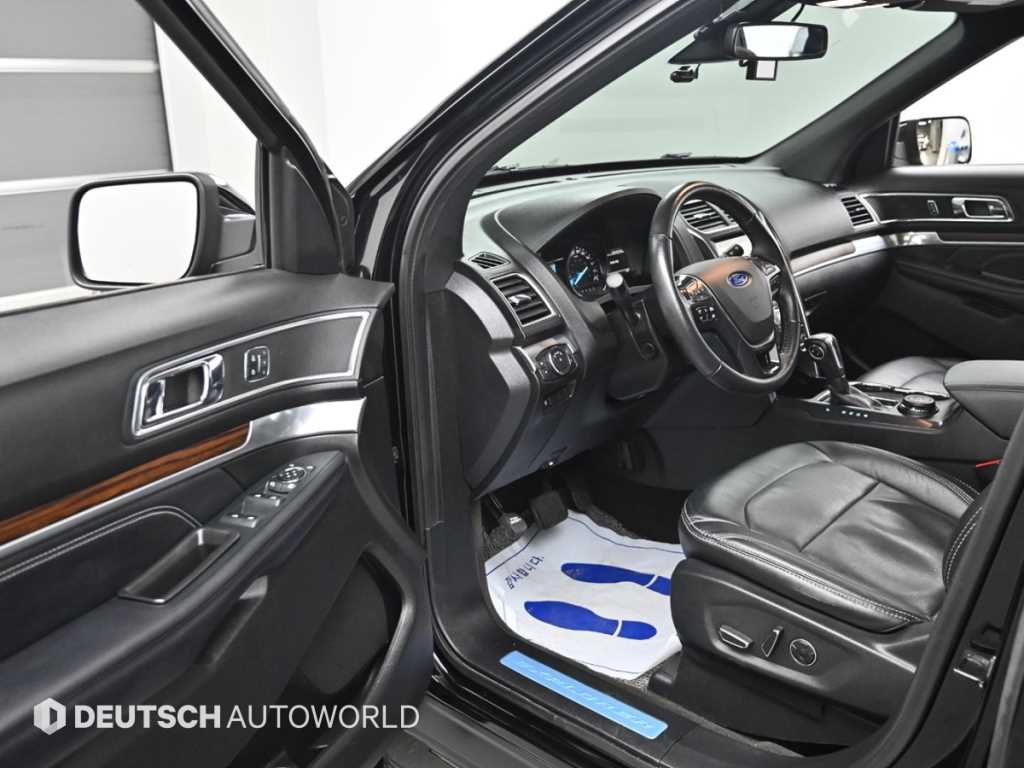 Ford Explorer — photo 11