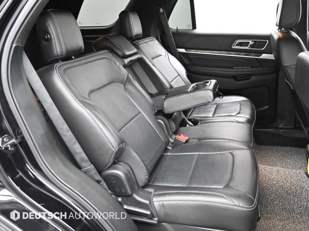 Ford Explorer — photo 12