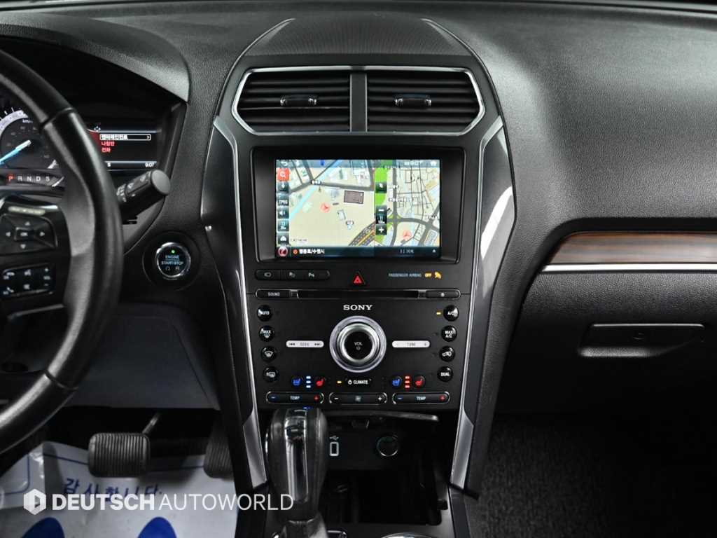 Ford Explorer — photo 14