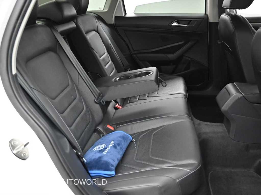Volkswagen Jetta — photo 12