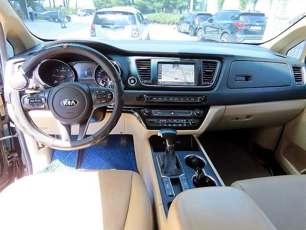 Kia Carnival — photo 08