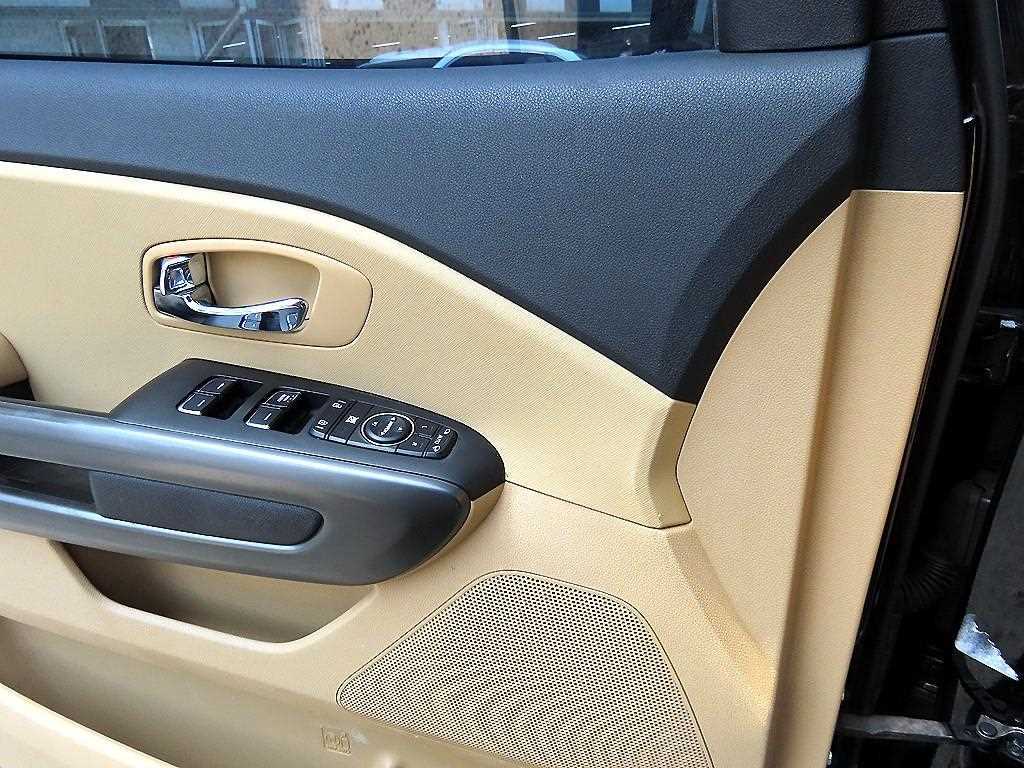 Kia Carnival — photo 12