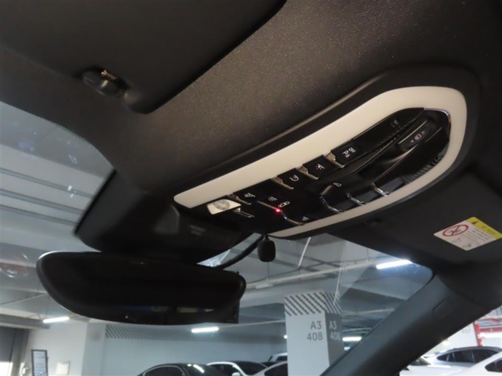Porsche Macan — photo 10
