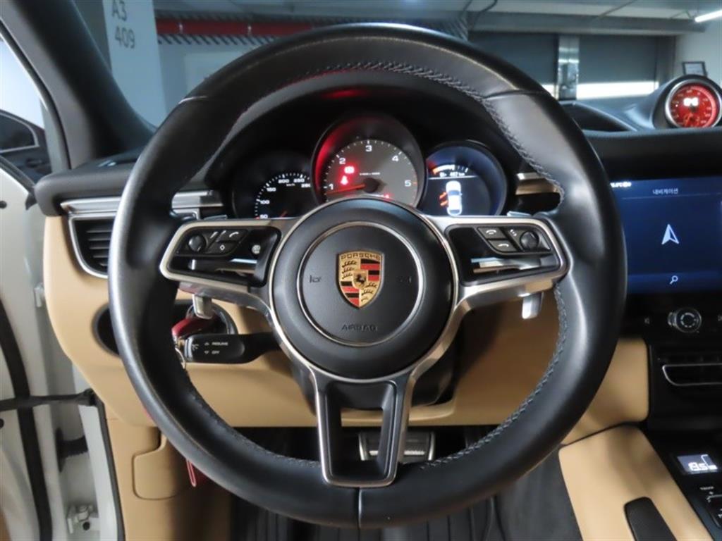 Porsche Macan — photo 14