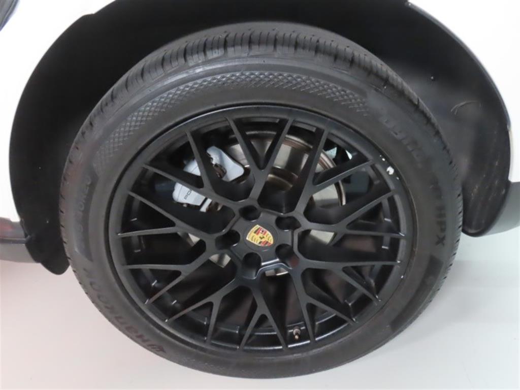 Porsche Macan — photo 16