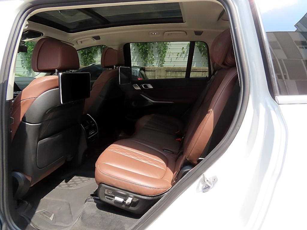 BMW X7 — photo 06