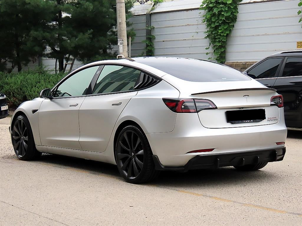 Tesla Model 3 — photo 03