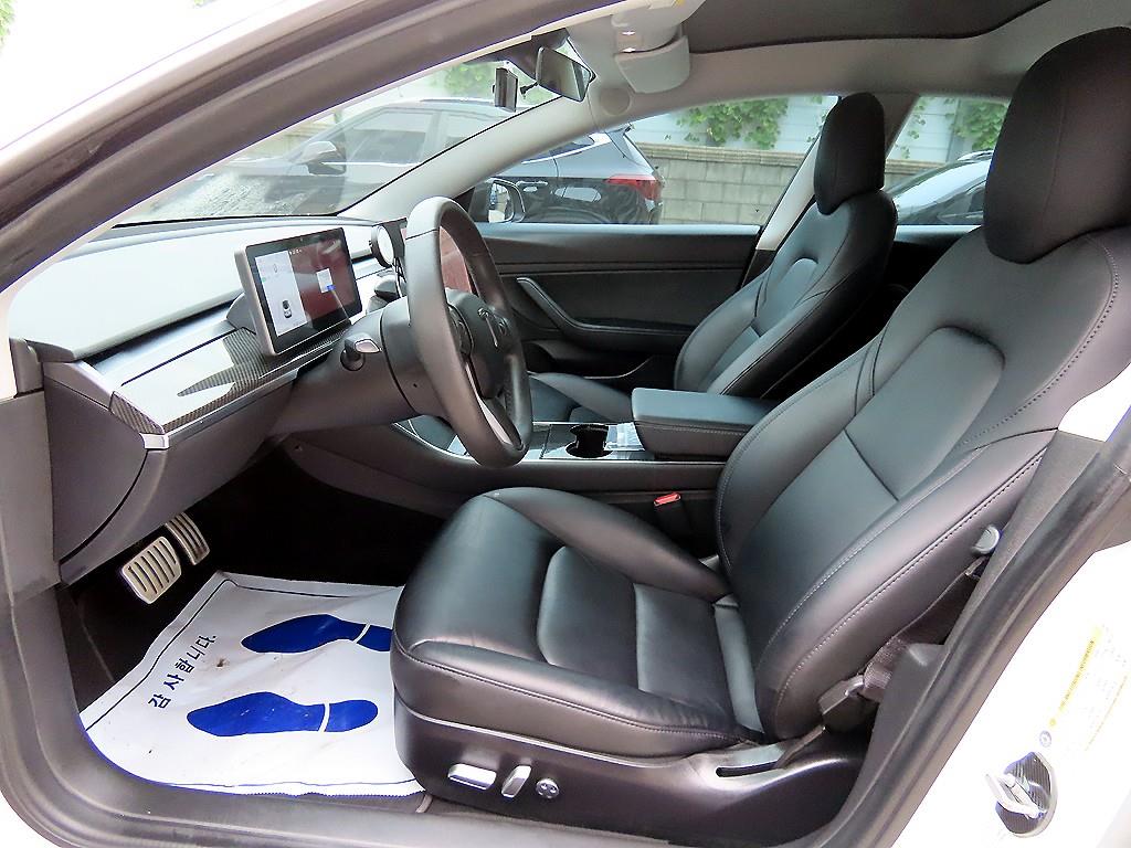Tesla Model 3 — photo 05
