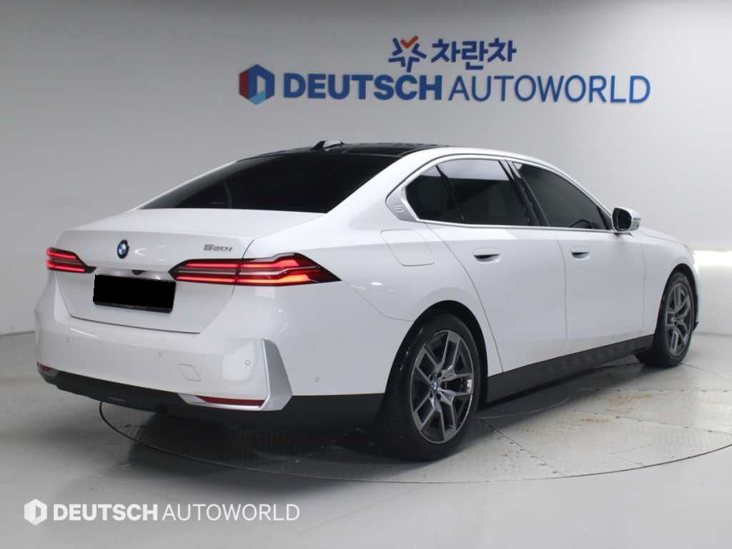 BMW 5-Series — photo 02