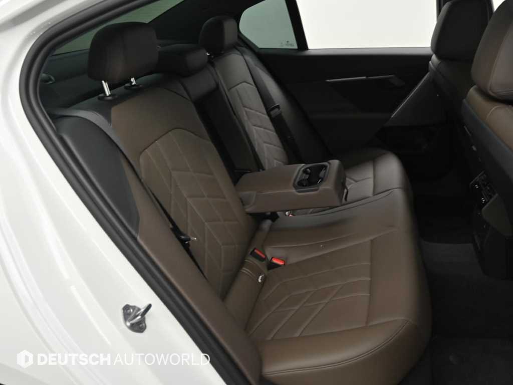 BMW 5-Series — photo 12