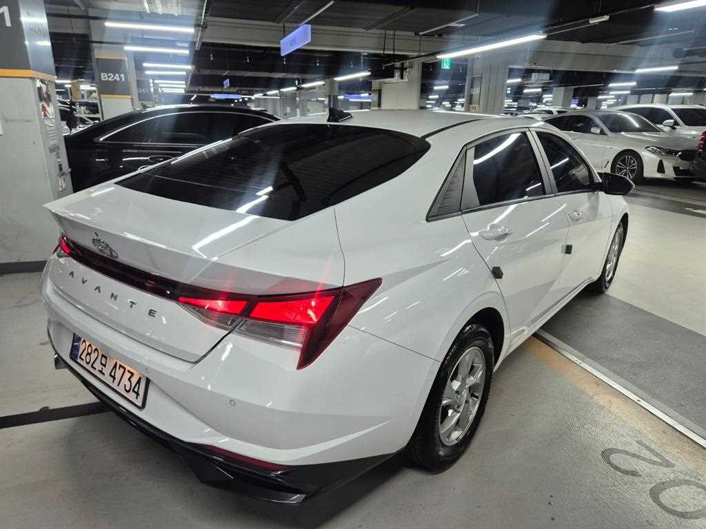Hyundai Avante — photo 02