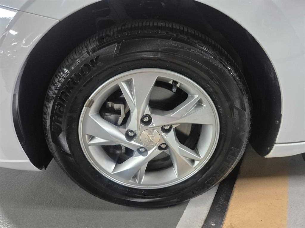 Hyundai Avante — photo 05