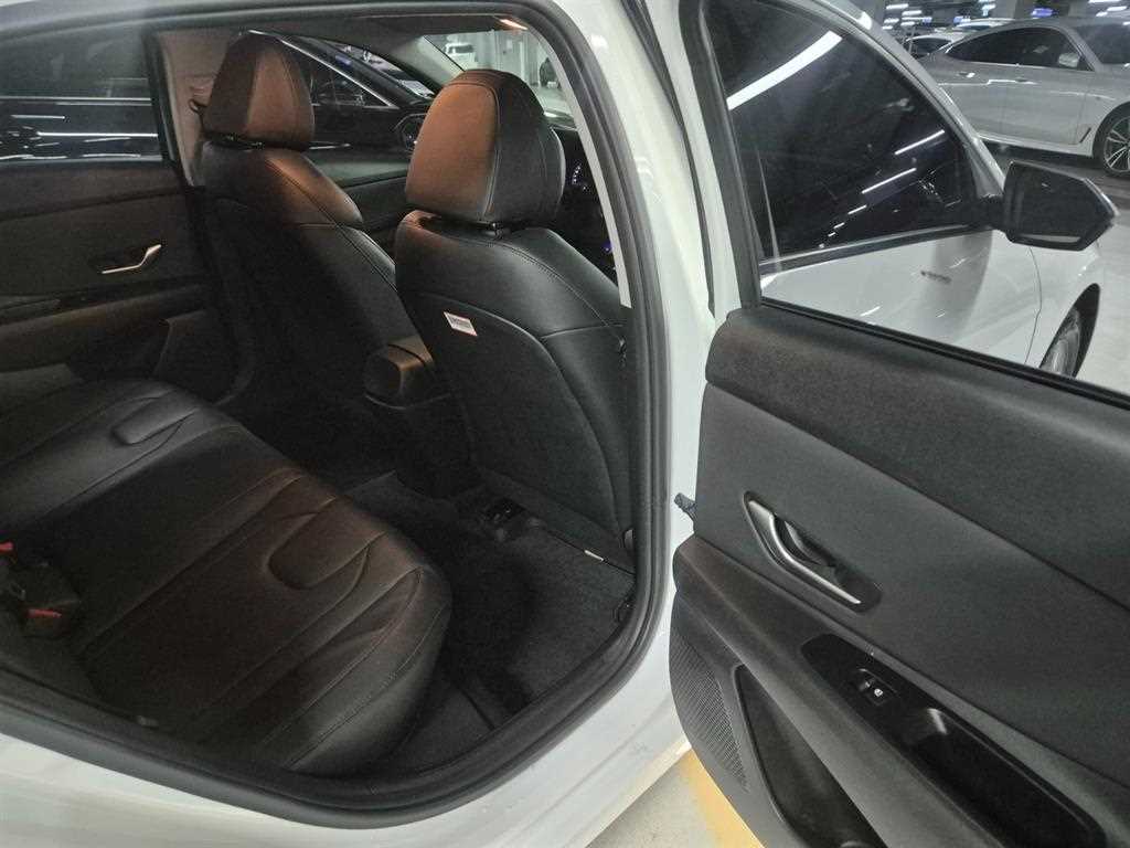 Hyundai Avante — photo 12