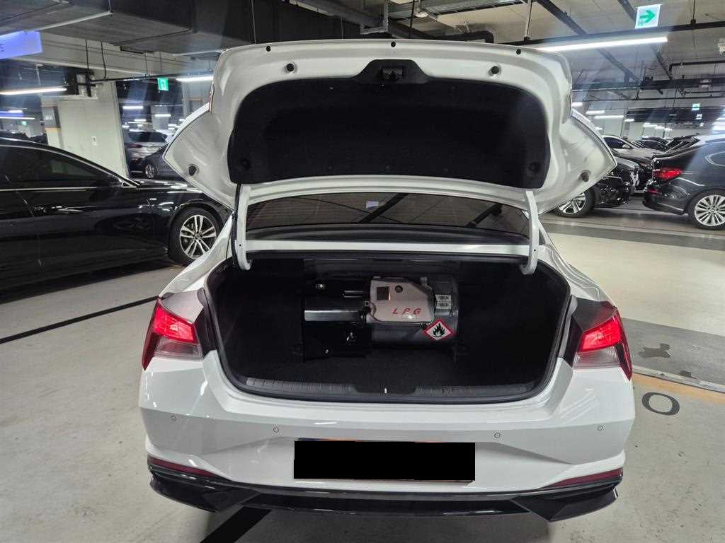 Hyundai Avante — photo 20