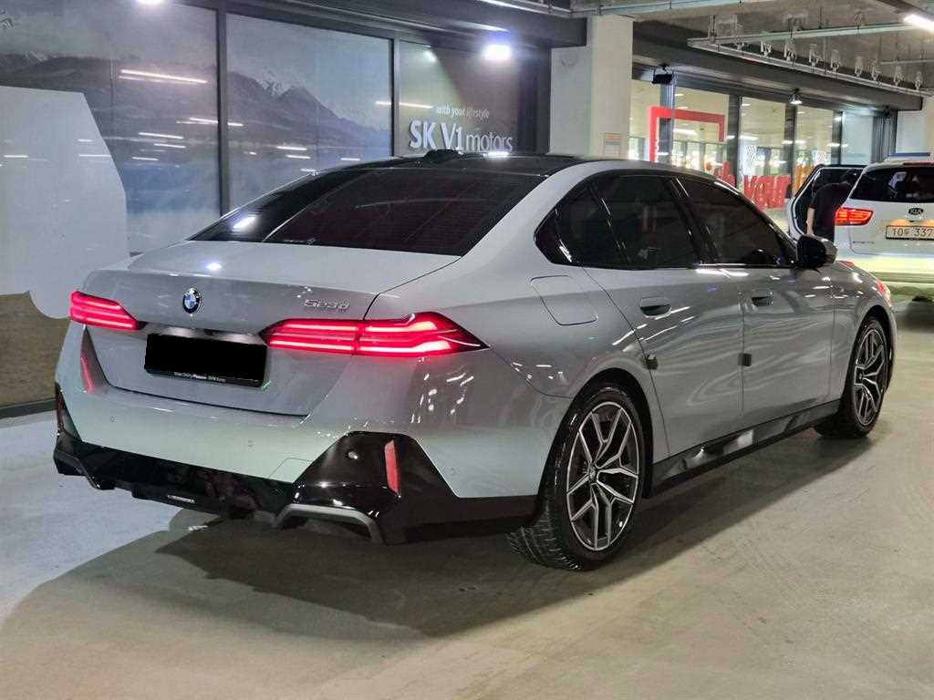 BMW 5-Series — photo 04