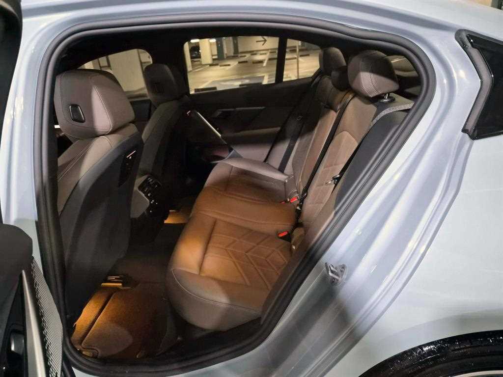BMW 5-Series — photo 07