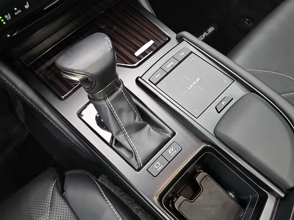 Lexus ES — photo 08