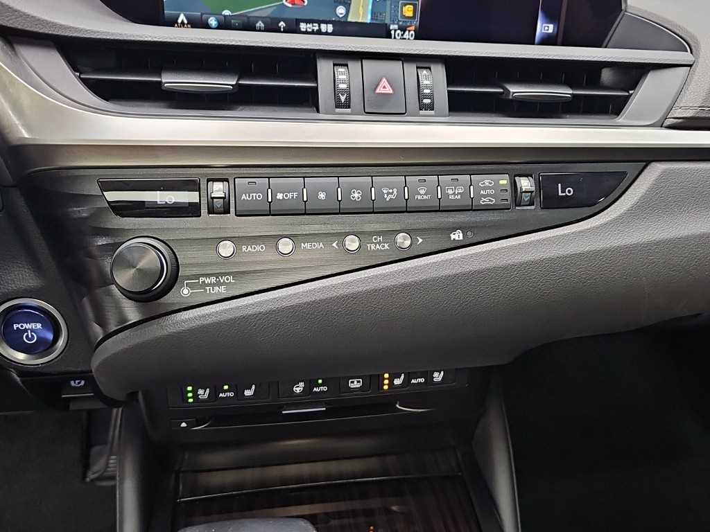 Lexus ES — photo 10