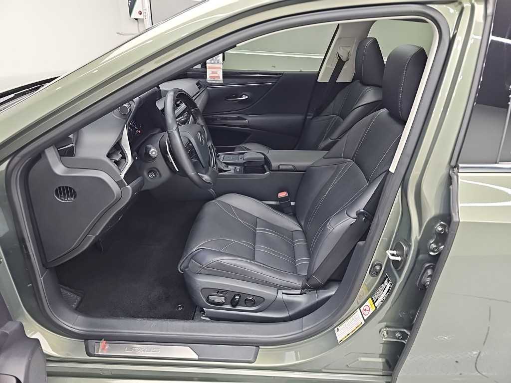 Lexus ES — photo 11