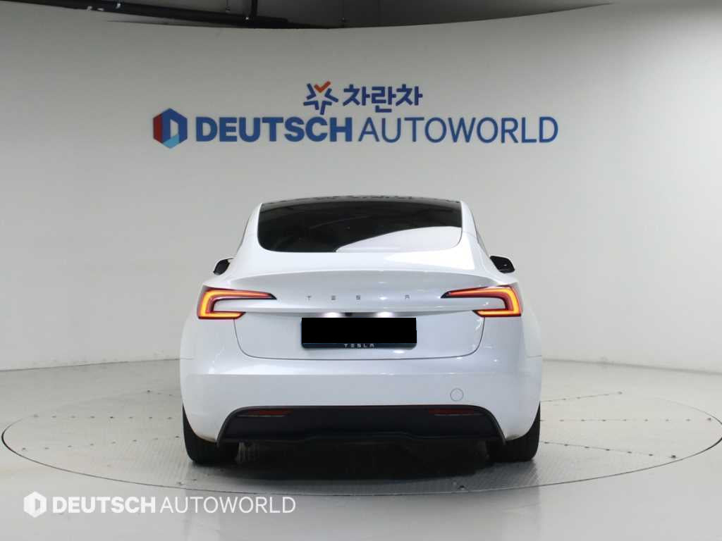 Tesla Model 3 — photo 04
