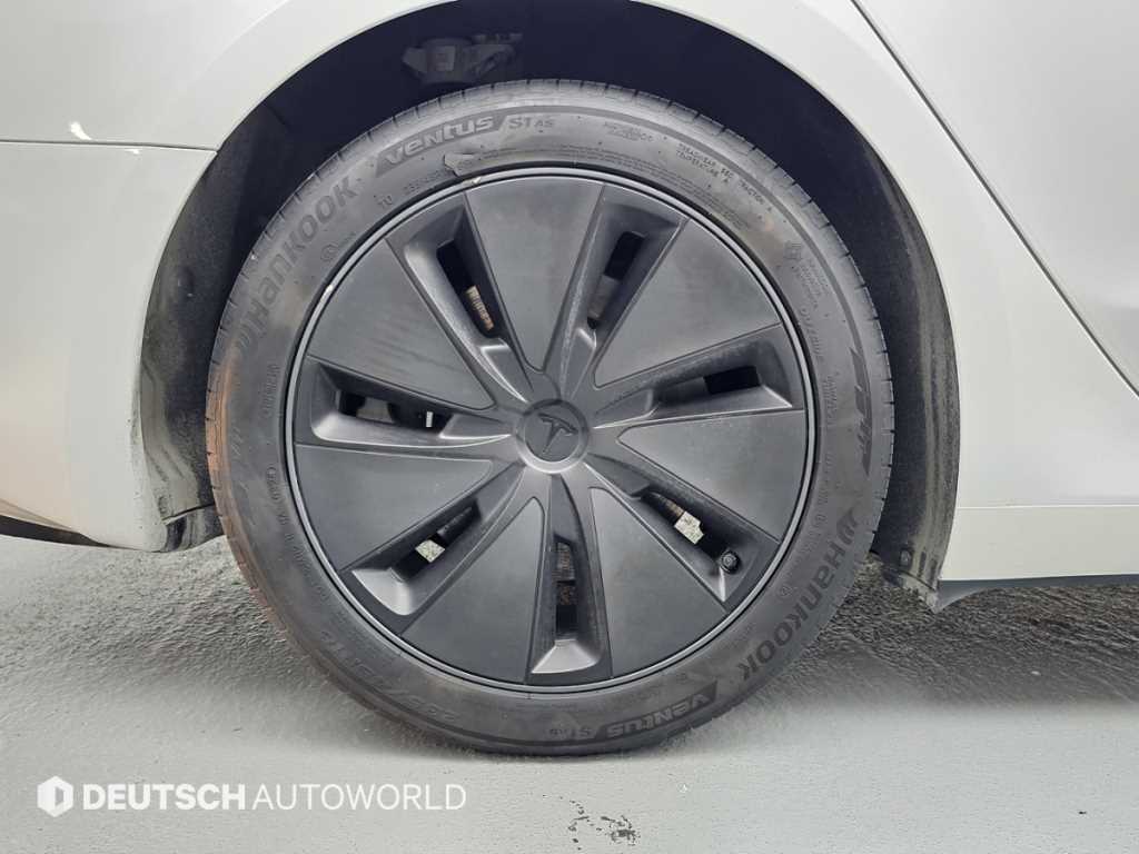 Tesla Model 3 — photo 05