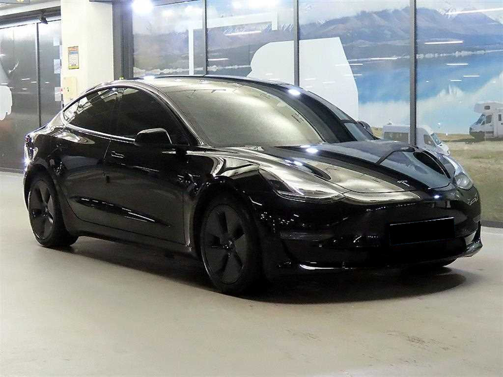 Tesla Model 3 — photo 01