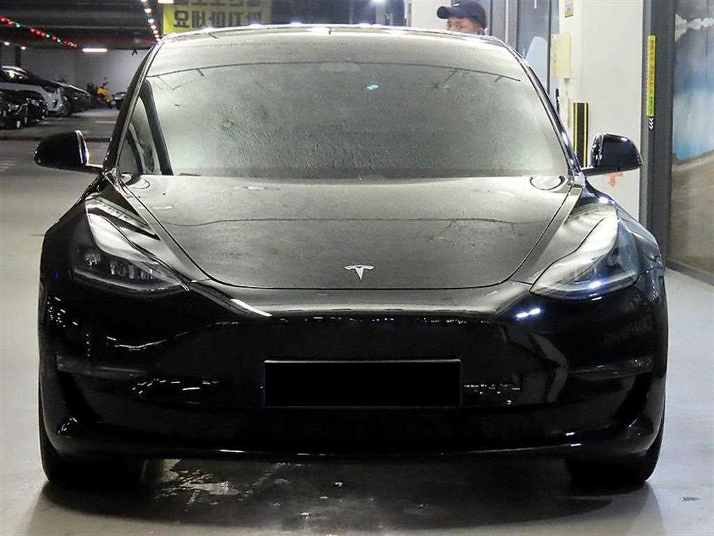Tesla Model 3 — photo 02