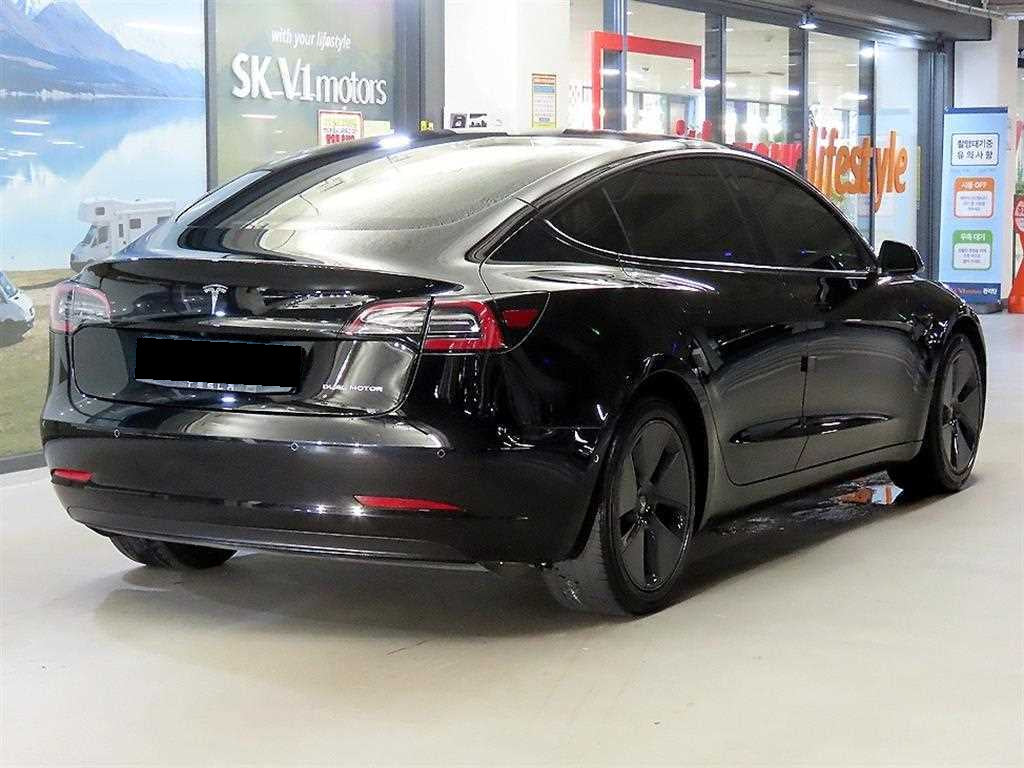 Tesla Model 3 — photo 04