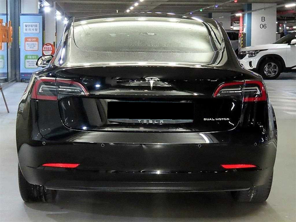 Tesla Model 3 — photo 05