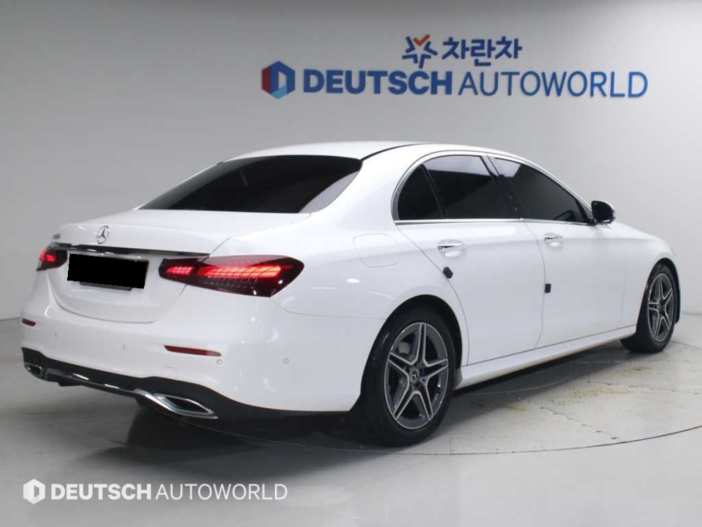 Mercedes-Benz E-Class — photo 04