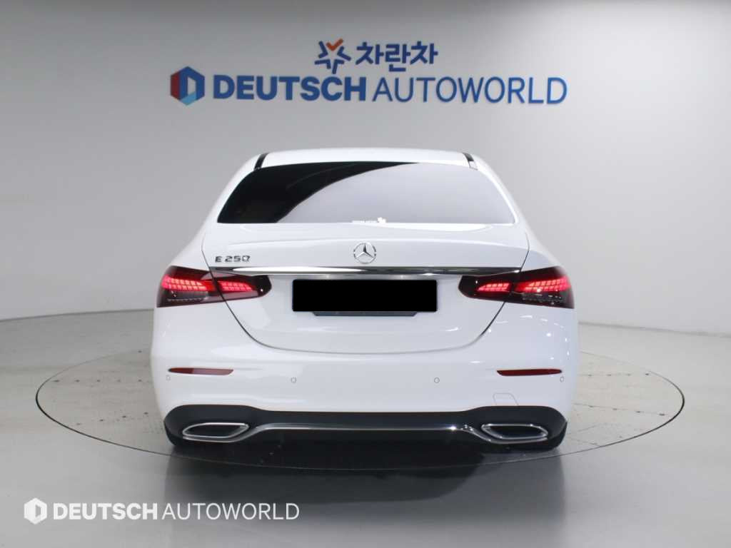 Mercedes-Benz E-Class — photo 05