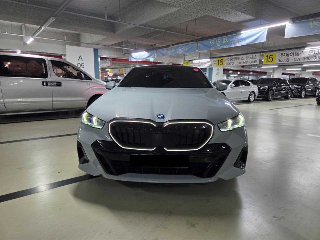 BMW 5-Series — photo 01